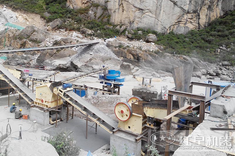 顎式破碎機(jī)、反擊破碎機(jī)、制沙機(jī)三機(jī)制沙現(xiàn)場