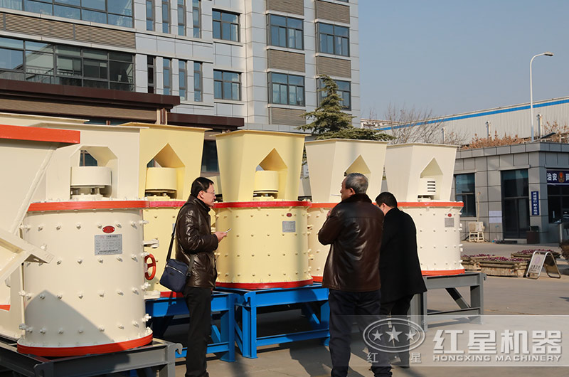 客戶來(lái)廠考察復(fù)合破制砂機(jī)