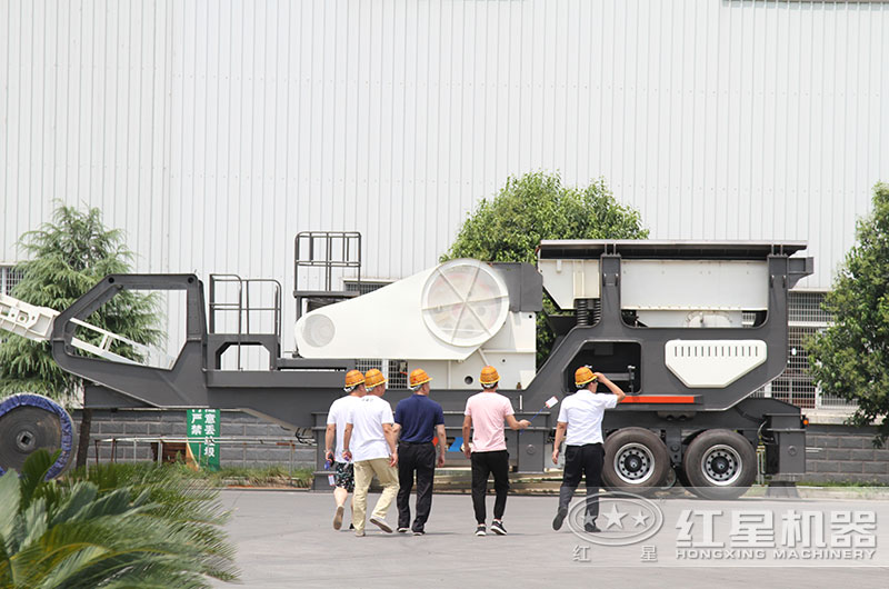 客戶來廠參觀流動破碎機(jī)