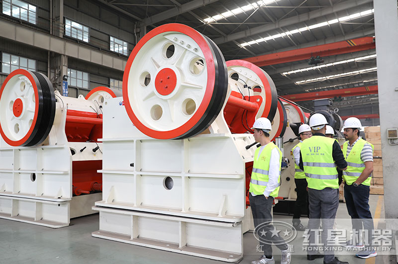 印度客戶來(lái)廠考察大型顎式破碎機(jī)