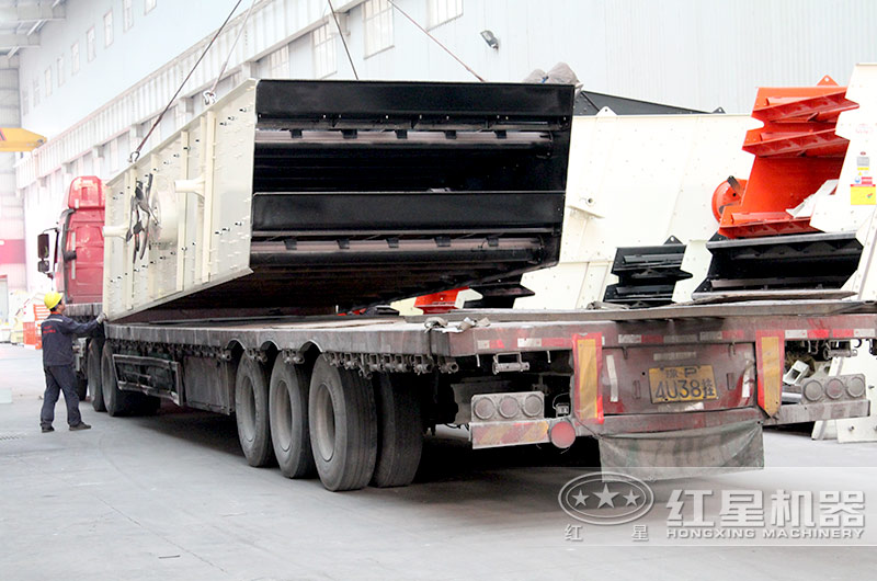 客戶訂購(gòu)的振動(dòng)篩裝車中，準(zhǔn)備發(fā)貨
