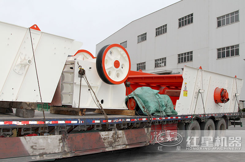 客戶訂購的顎式破碎機裝車現(xiàn)場