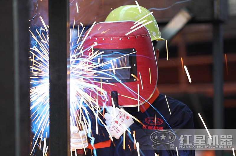 對(duì)輥式破碎機(jī)生產(chǎn)車間——技術(shù)人員生產(chǎn)現(xiàn)場